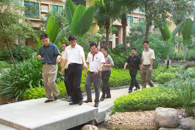 戎書記和王市長在藍(lán)波灣小區(qū)內(nèi)